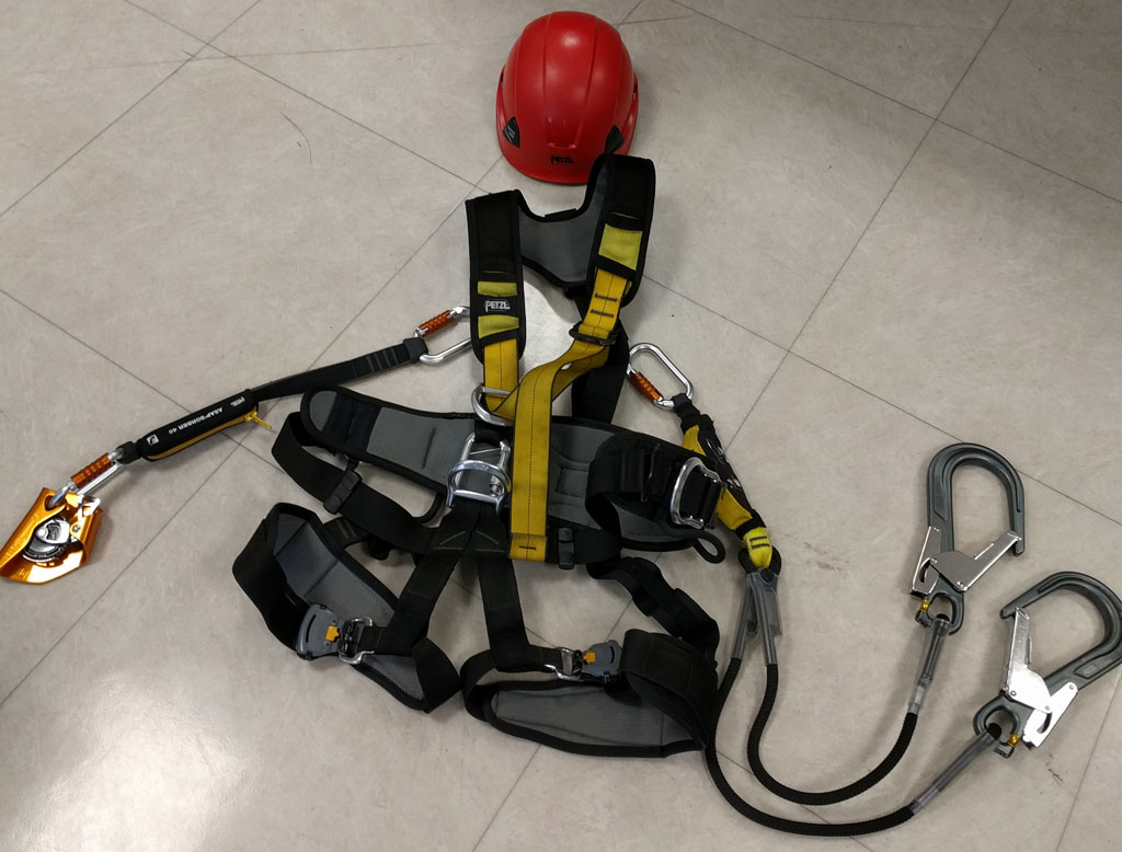 EPI contre la chute de hauteur constitué d'un casque, d'un harnais, d'un anti-chute mobile pour corde et une longe double anti-chute