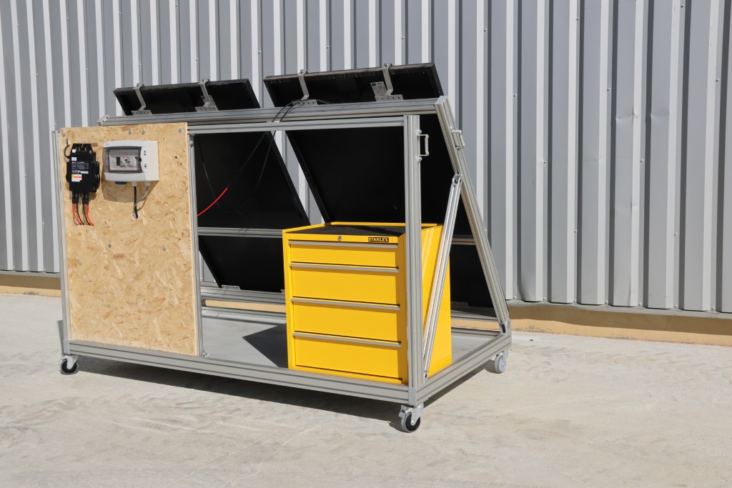 Tableau électrique et onduleur sur un banc de formation aux habilitations électrique BP et BR champ PV