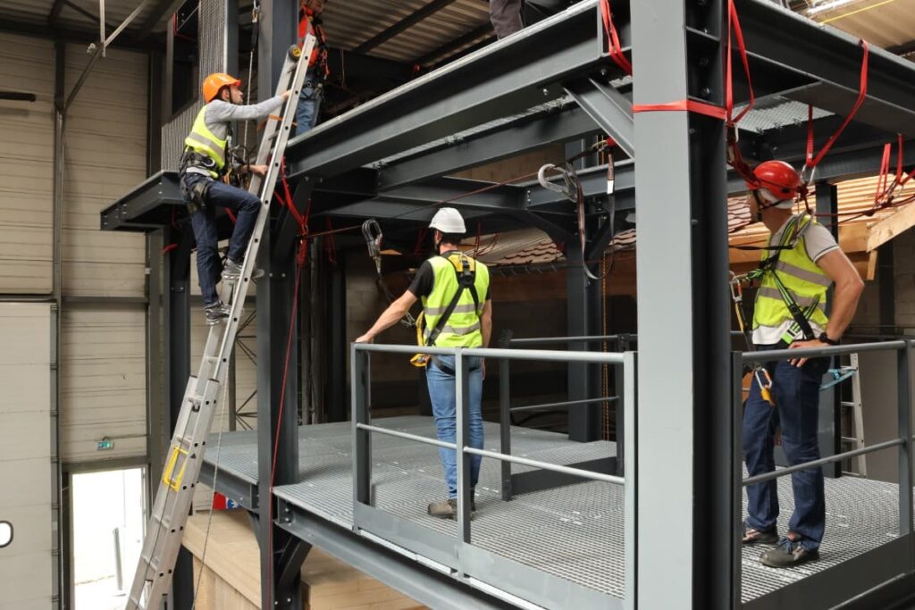 Evolution de 3 stagiaires sur une échelle de la structure en hauteur chez Camira