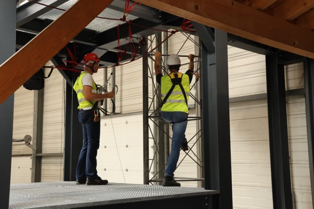 Evolution de 2 stagiaires sur le pylône de la structure en hauteur chez Camira
