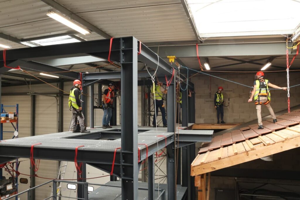 Evolution de 5 stagiaires sur la toiture de la structure en hauteur chez Camira