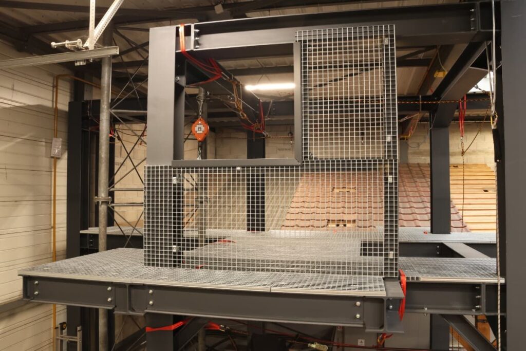 Vue sur la zone de travail fenêtre et balcon de la structure en hauteur chez Camira