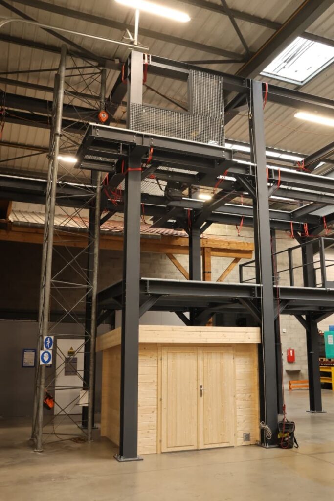 Vue d'ensemble et zoom sur pylône de la structure en hauteur chez Camira