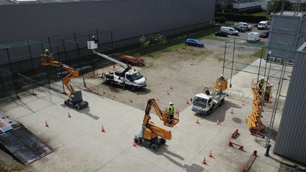 Vue d'ensemble de la zone de pratique nacelle/PEMP chez Camira avec 5 nacelles évoluant en sécurité