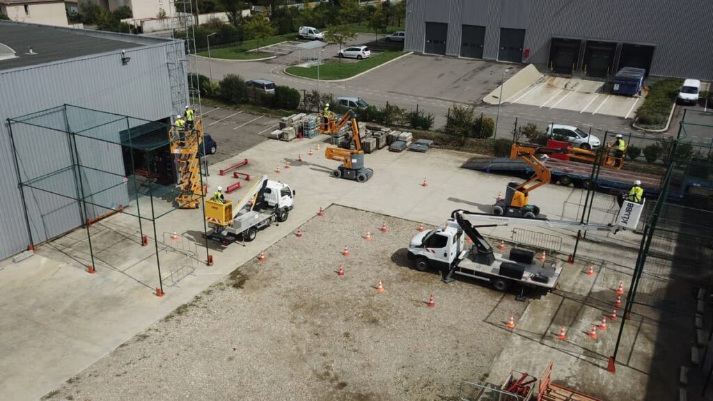Vue d'ensemble de la zone de pratique nacelle/PEMP chez Camira avec 5 nacelles évoluant en sécurité