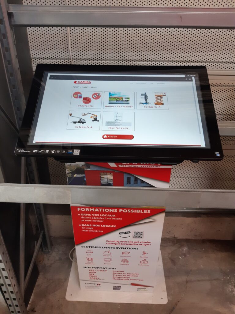 Borne interactive utilisée pour les formations chez Camira