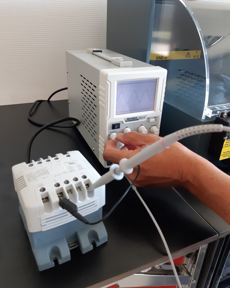 Oscilloscope sur banc d'essai lors d'une formation habilitation électrique