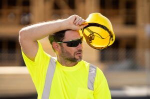 Un ouvrier du BTP souffre de la chaleur sur un chantier