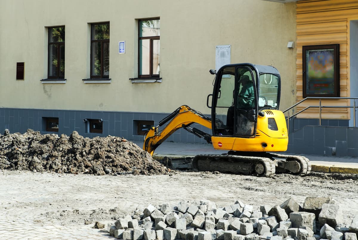 Le conducteur de mini-pelle de catégorie A de la R.482 possède une autorisation de conduite