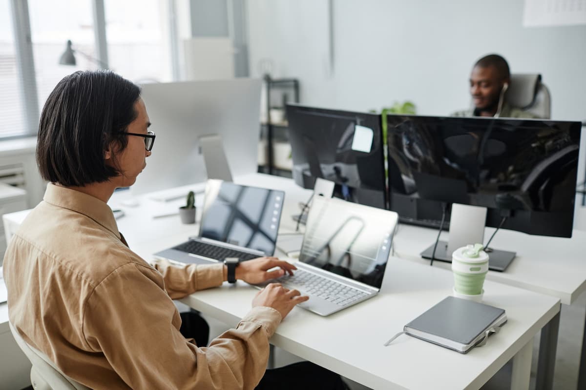 Un homme travaille devant son ordinateur portable. Son employeur lui a fait passer une VIP