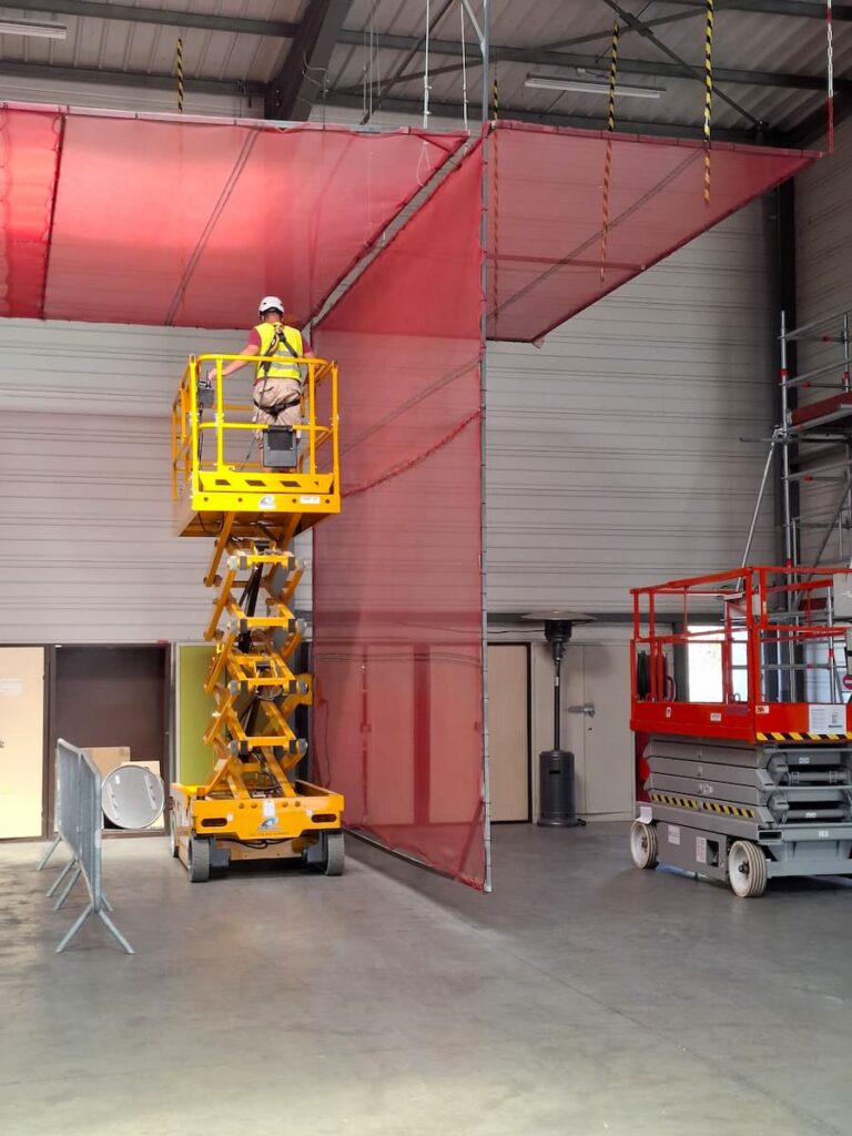 Un opérateur conduit une nacelle-pemp dans une zone d'exercice CACES chez Camira pour réaliser un travail en toute sécurité