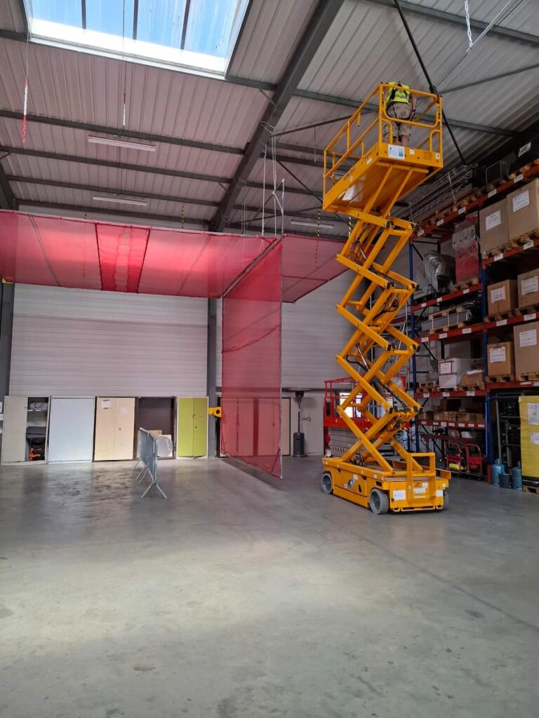 Un opérateur conduit une nacelle-pemp dans une zone d'exercice CACES chez Camira pour les travaux en hauteur en toute sécurité