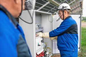 2 opérateurs interviennent avec les EPI électriques dans une armoire électrique