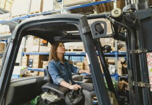 Une cariste conduit son chariot élévateur de catégorie 3 de la R.489 CACES