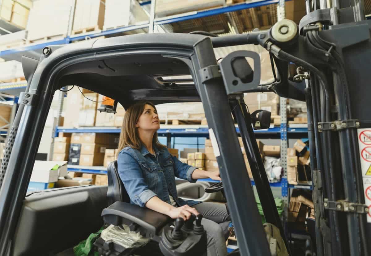 Une cariste conduit son chariot élévateur de catégorie 3 de la R.489 CACES