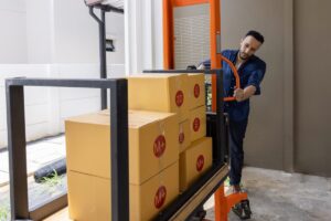 Un ouvrier de chantier a un matériel de transport pour l'aider à porter des cartons