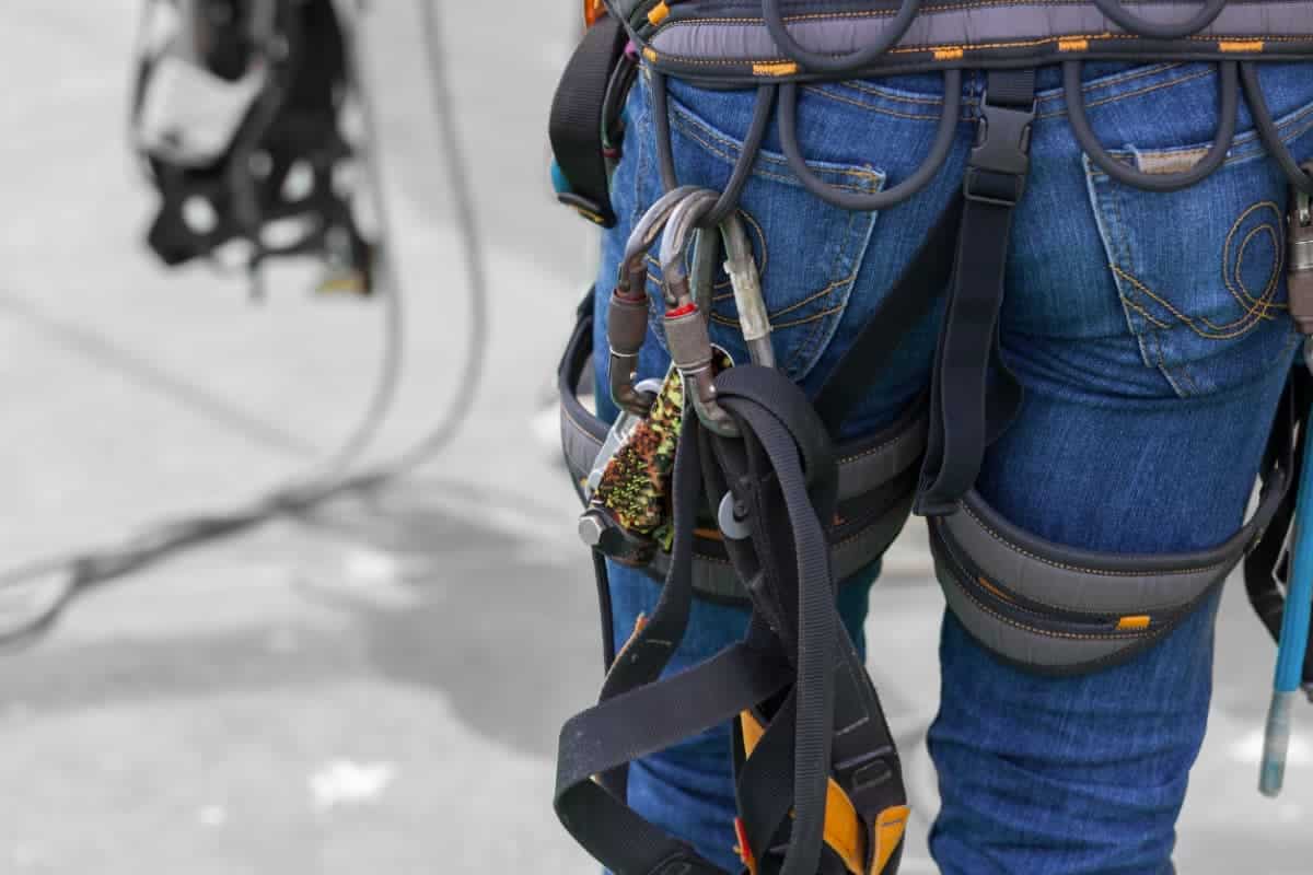 Gros plan sur un harnais de travail, un EPI contre les chutes de hauteur