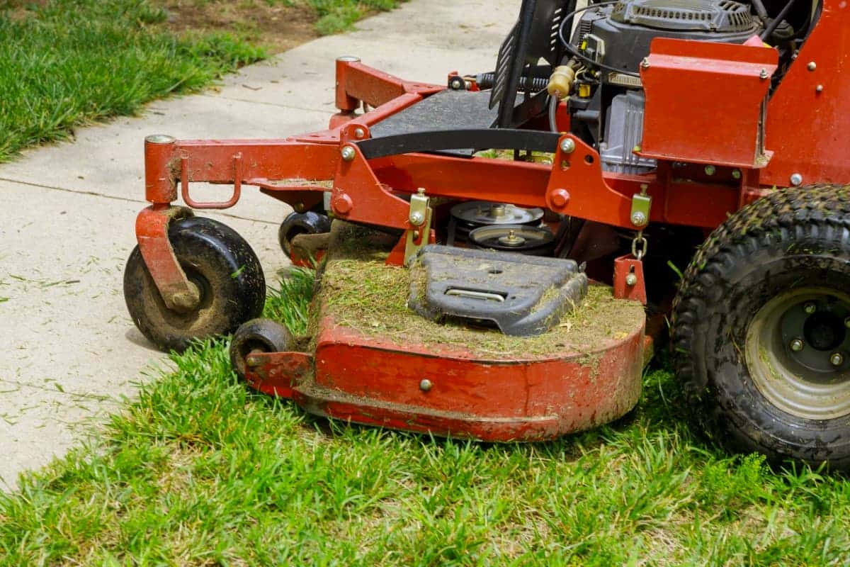Pour les agents des routes et des espaces vert utilisant des tondeuses, les risques doivent être analysés par le CST