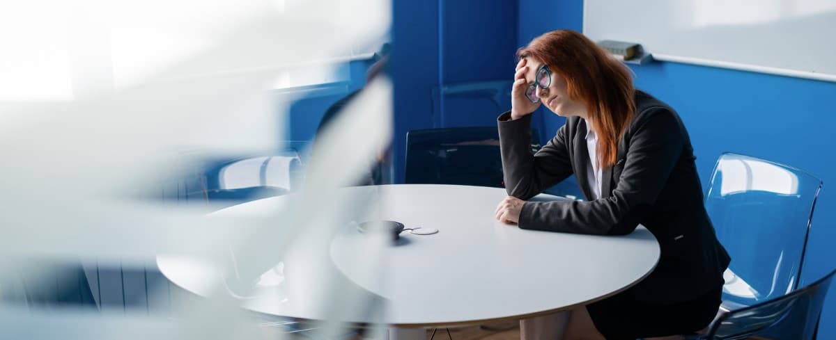 Une femme souffre de risque psycho-sociaux ou de stress au travail