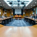 10 personnes se réunissent lors d'une réunion du CST, du CSE ou du CSA