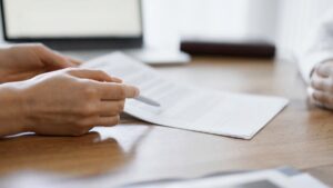 Une personne présente le protocole d'accord pré-electoral indiquant la modification du nombre de mandat successif