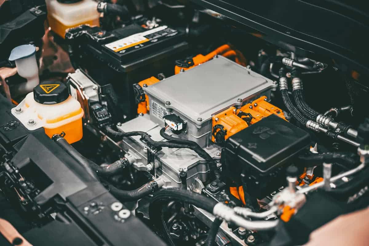 Intérieur d'un moteur de véhicule électrique. L'intervention sur ces véhicules électriques ou hybrides nécessite une habilitation délivrée par l'employeur