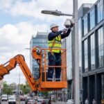 Un opérateur installe une caméra depuis son panier de nacelle PEMP 1B