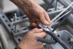 Le câblage doit être réalisé par un habilité B1 ou B1V sous les ordre d'un B2 ou B2V d'après la norme NF C18-510