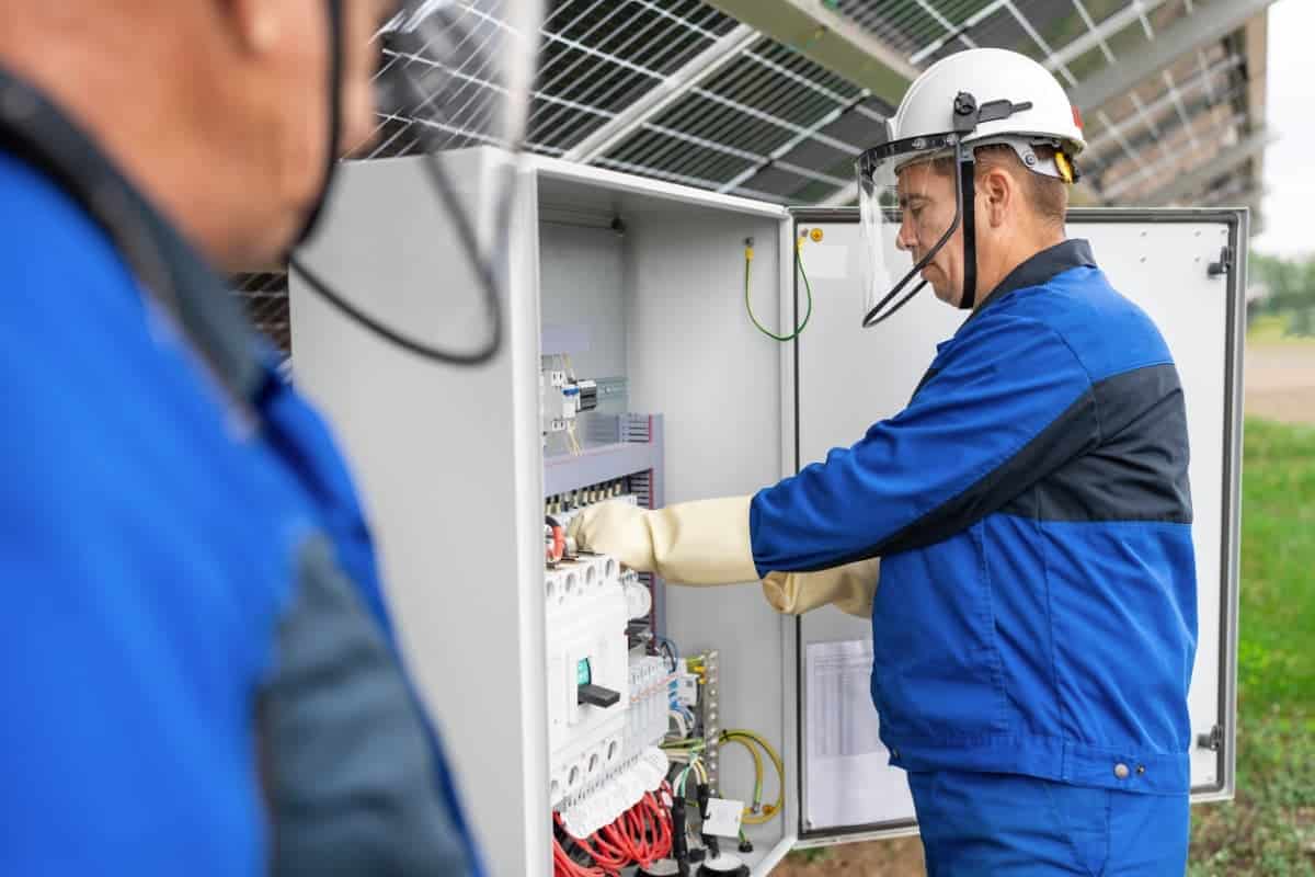 Un opérateur réalise un dépannage sur une installation photovoltaïque. Il doit être habilité BR champs PV d'après la norme NF C18-510