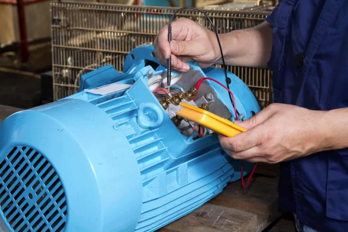 Un opérateur réalise un test d'isolement sur un moteur. Il doit être habilité BR d'après la norme NF C18-510