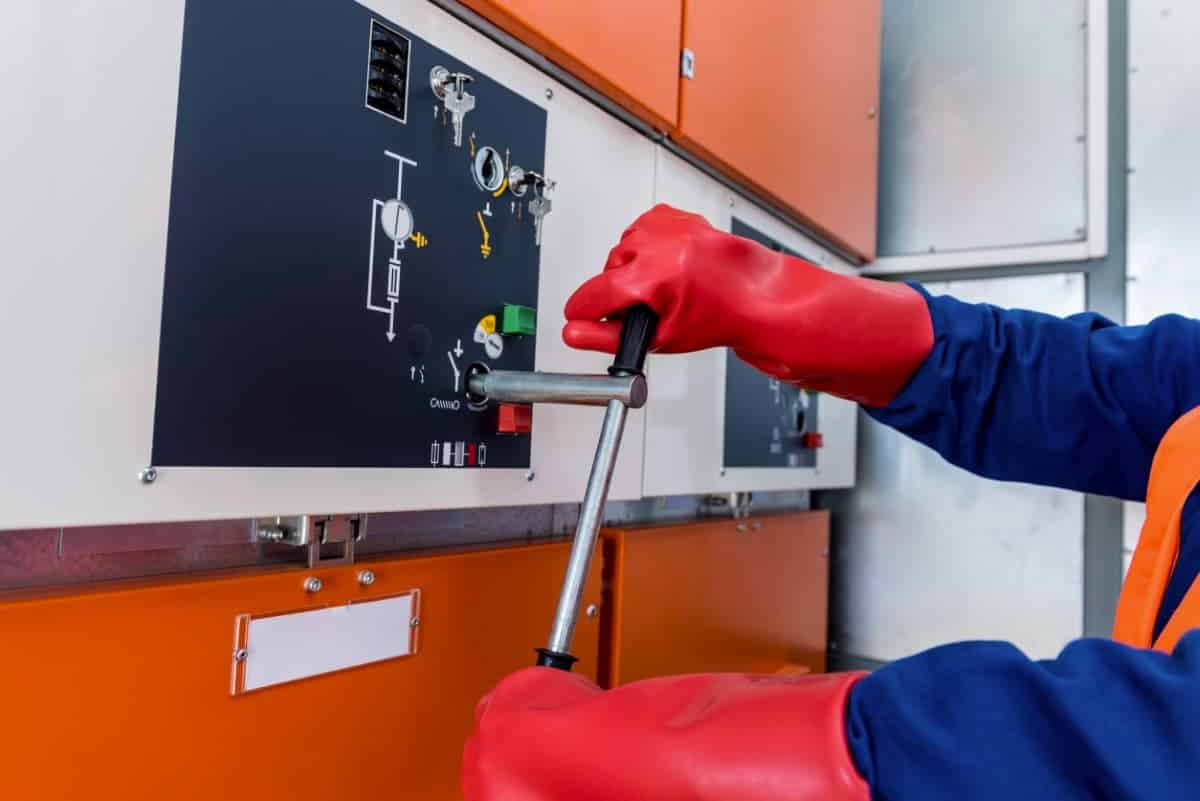 Un opérateur manoeuvre une cellule haute tension. il doit être habilité HE manoeuvre d'après la norme NF C18-510