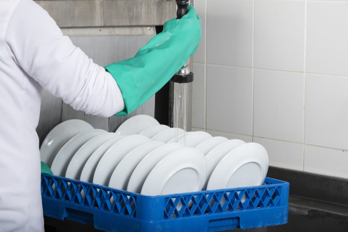 La répétition des gestes en plonge dans une cuisine augmente le risque de TMS lors des gestes et postures de travail