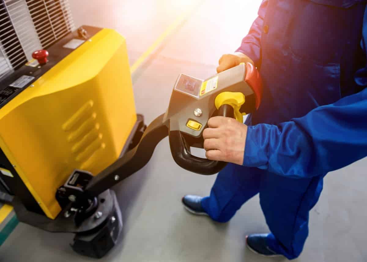 Gros plan sur les commandes d'un gerbeur à conducteur accompagnant pour la sécurité de l'opérateur