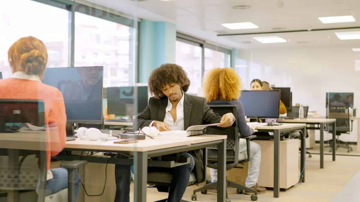 En open-space, les risques physiques et psycho-sociaux doivent être analysés pour tous les agents