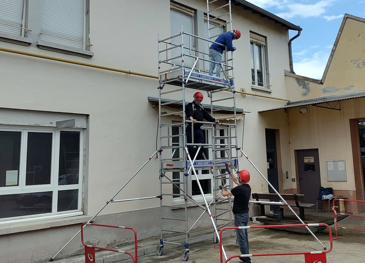 Echafaudage roulant MDS en cours de montage par 3 opérateurs. Le système MDS permet aux opérateurs d'être toujours en sécurité