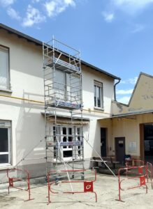 Echafaudage roulant avec 3 plateaux, ses jambes de force et son balisage est prêt à être utilisé en sécurité par des opérateurs ayant reçu une formation